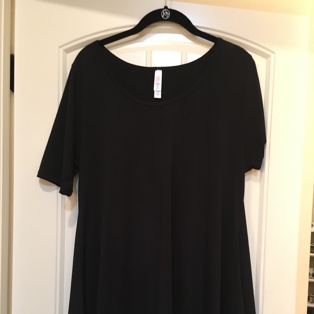 LulaRoe L Perfect T- Black
